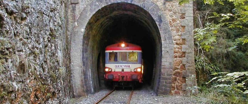 Le train touristique ressort du tunnel